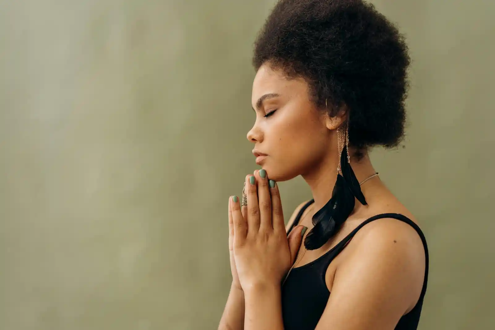 11 profound reasons why you're not fitting in with society 1 You're not fitting in with society for a reason.